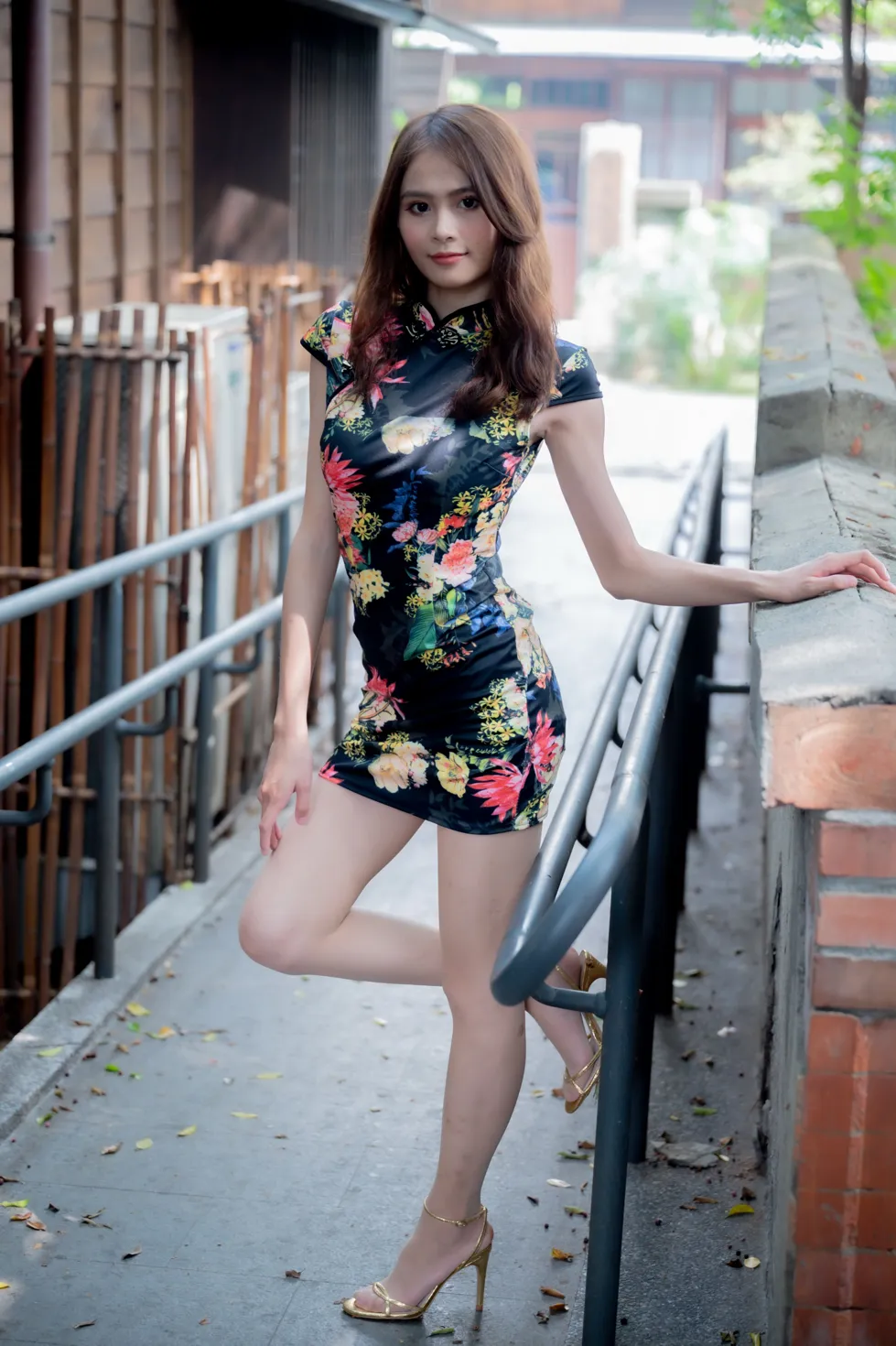 [街拍丝足] NO.202 何佳欣 黑花短旗袍丝袜高跟美腿 #街拍丝足、美足#[97P]-035