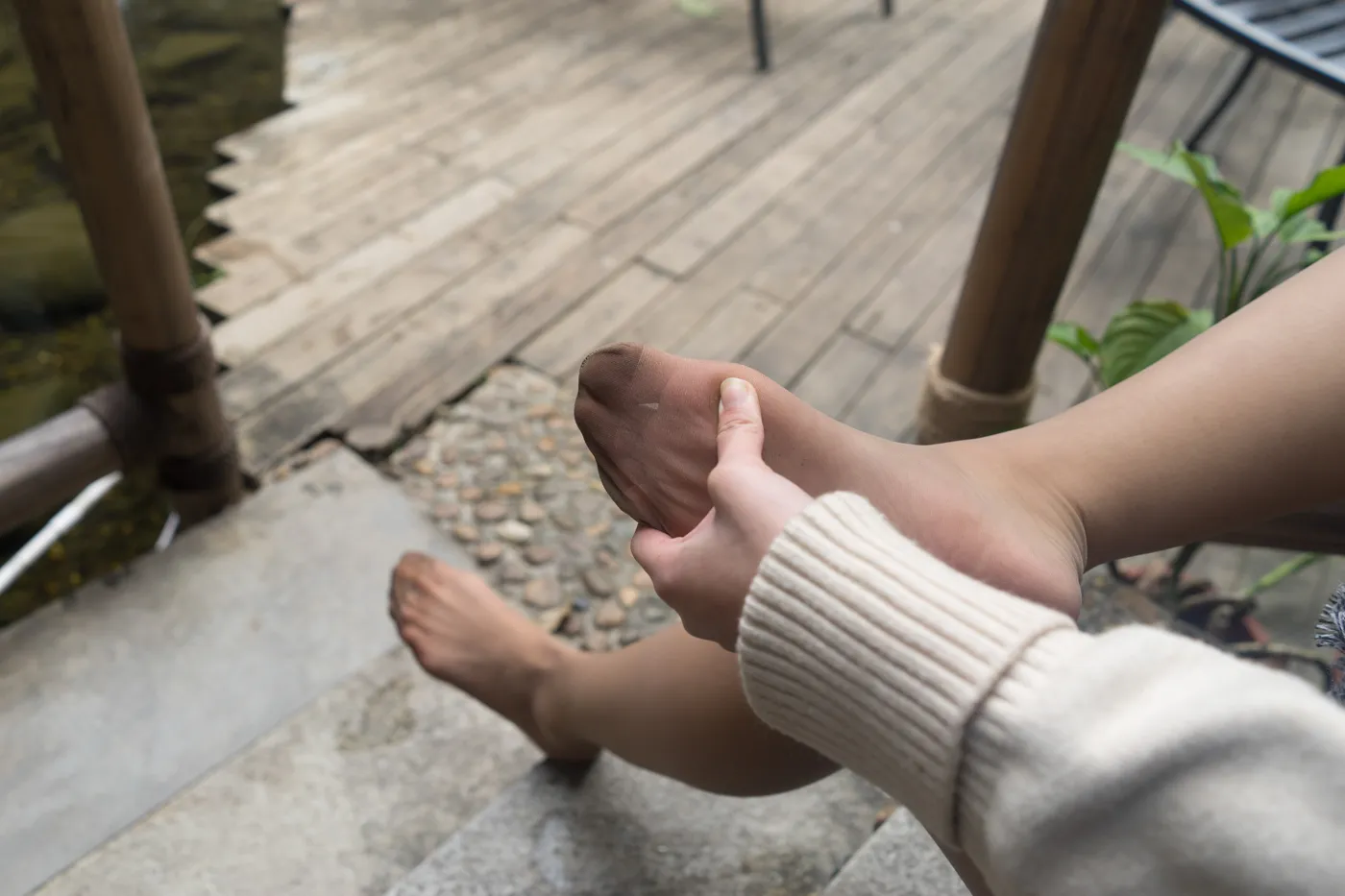 [街拍丝足] NO.001 高中妹子街边偶遇直接约拍不犹豫 #街拍丝足、美足#[109P]-044