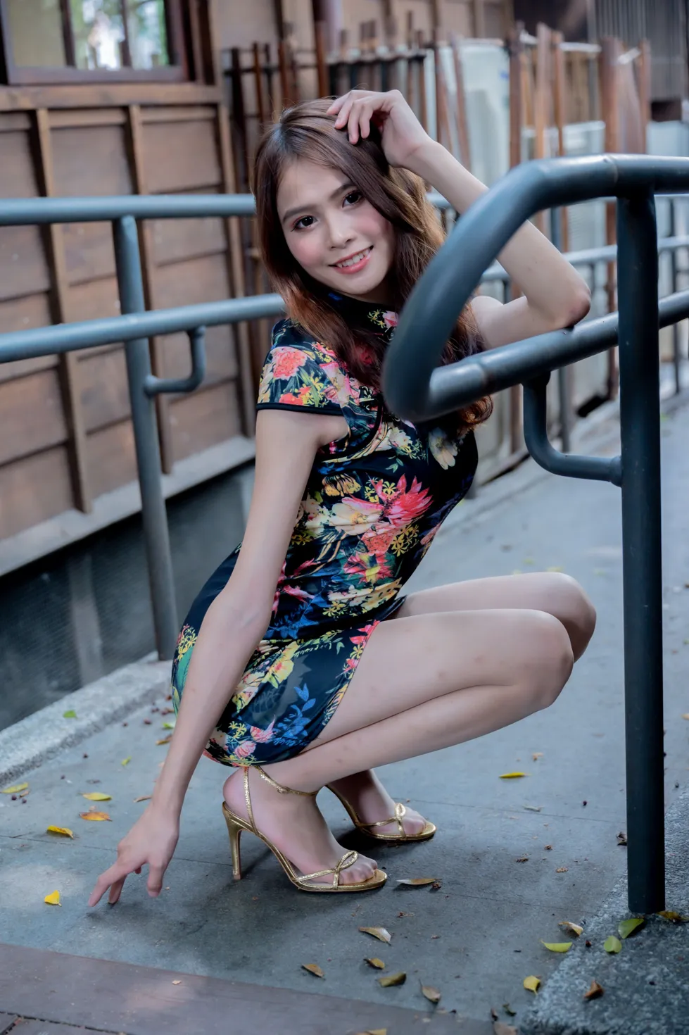 [街拍丝足] NO.202 何佳欣 黑花短旗袍丝袜高跟美腿 #街拍丝足、美足#[97P]-054