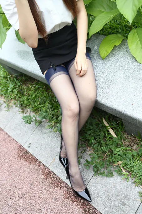 [街拍丝足] NO.083 柒柒的复古深蓝色长筒丝袜 #街拍丝足、美足#[94P]-041