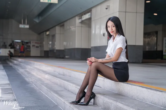 [街拍丝足] NO.218 施绍婷 OL 丝袜高跟美腿外拍 #街拍丝足、美足#[24P]-005