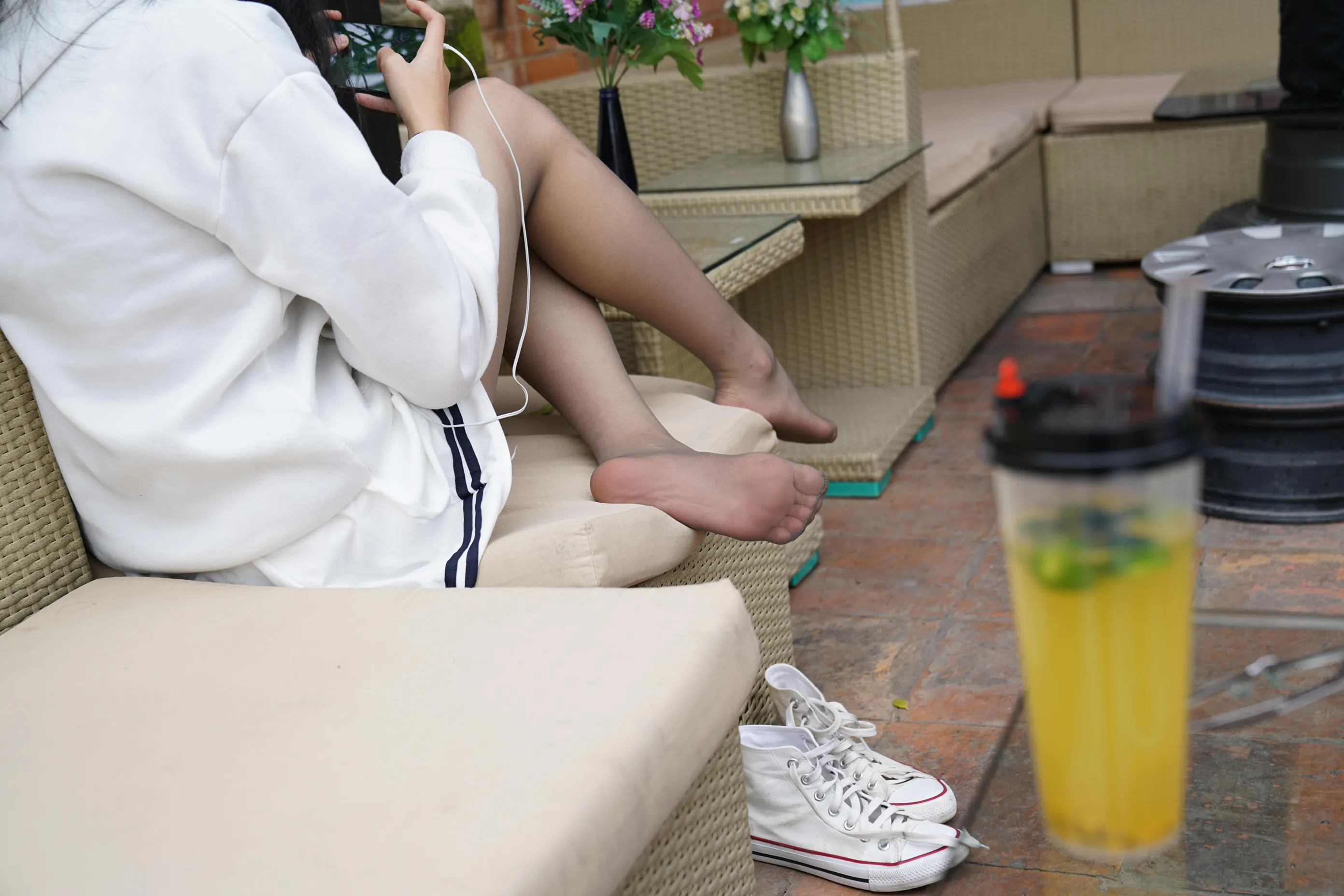 [街拍丝足] NO.003 青春期少女小霞无处安置的长腿丝足 #街拍丝足、美足#[83P]-060