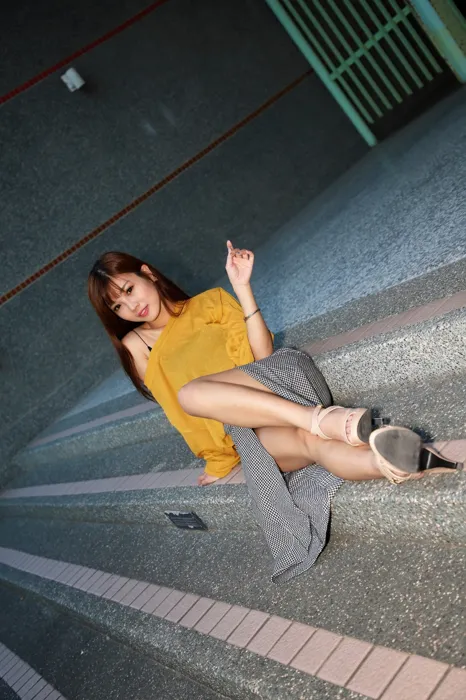 [街拍丝足] NO.053  凯蒂 裙摆摇 高跟美腿旅拍 #街拍丝足、美足#[50P]-005