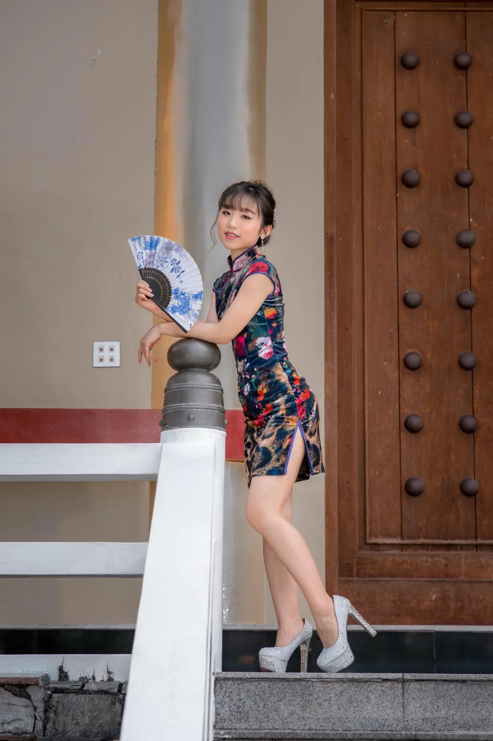 [街拍丝足] NO.194 余宸 短旗袍高跟美腿#街拍丝足、美足#[131P]-011