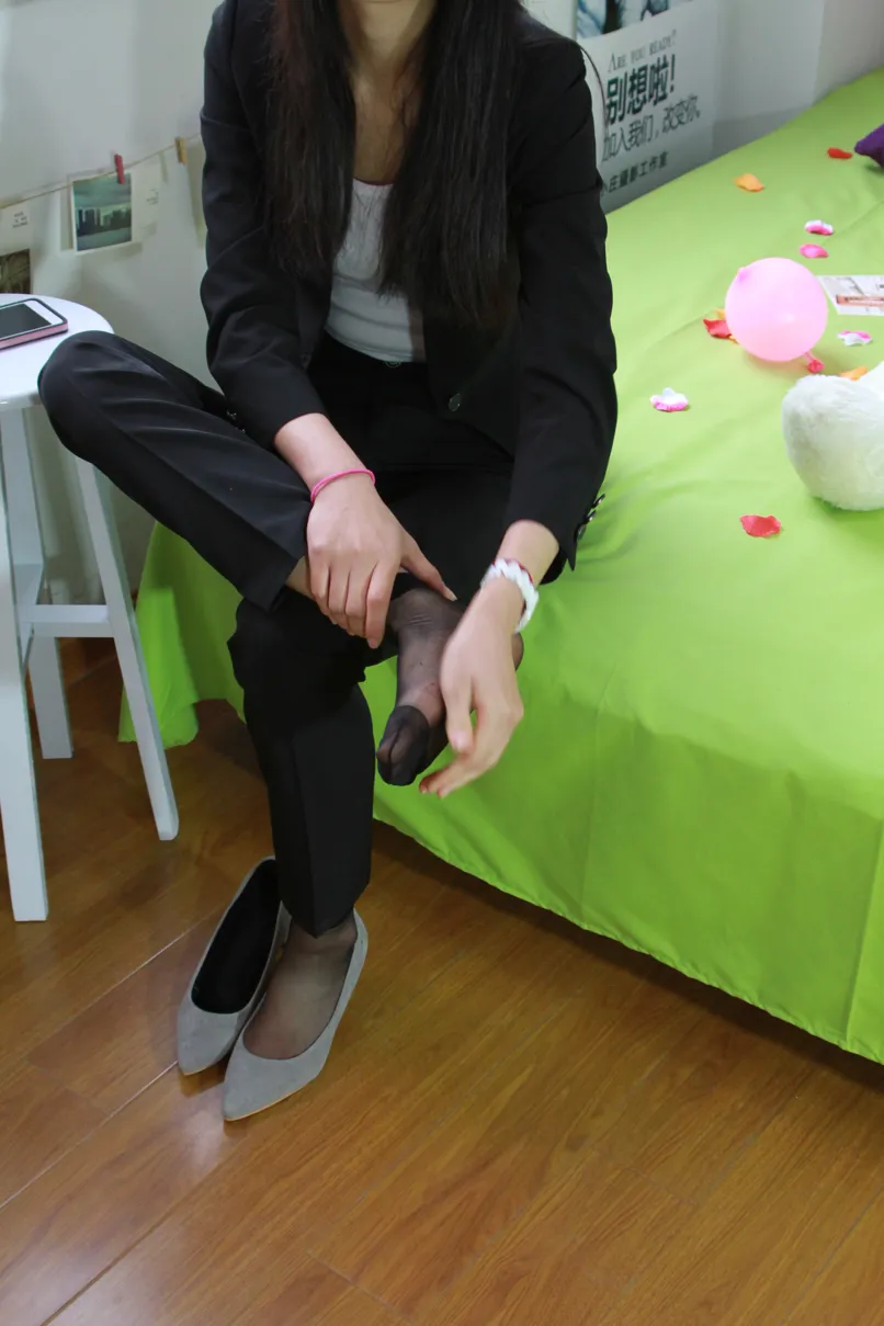 [街拍丝足] NO.027 马上就要踏入社会的小姐姐一身职业装清爽美丽 #街拍丝足、美足#[90P]-078