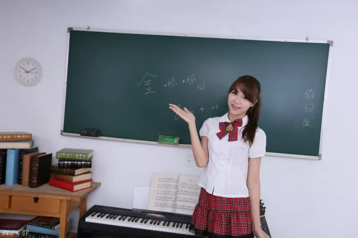 [街拍丝足] NO.060  金娜娜 学生制服 高跟美腿棚拍 #街拍丝足、美足#[67P]-010