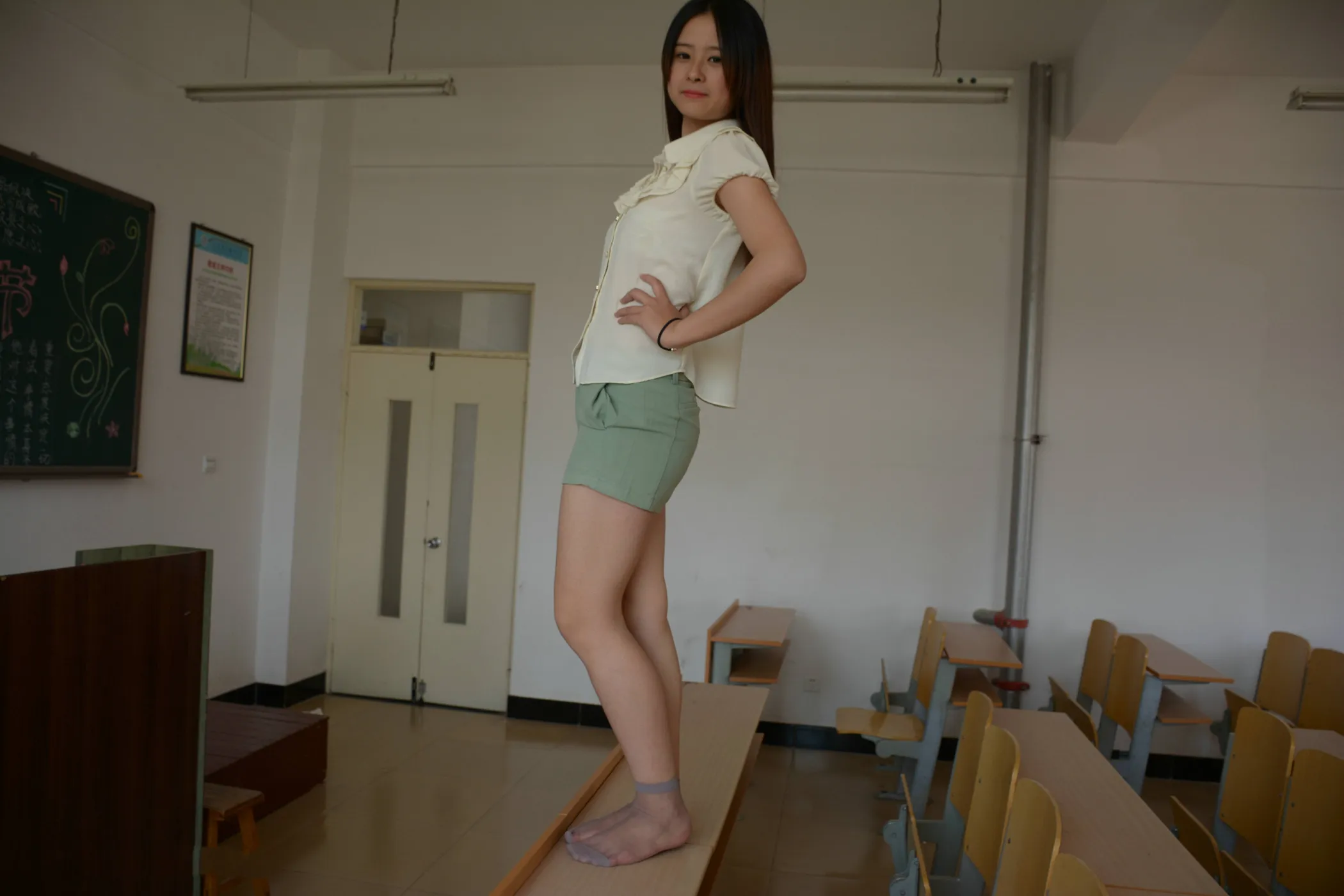 [街拍丝足] NO.018 丰满的学姐在教师给你展示汗渍丝袜足底 #街拍丝足、美足#[130P]-099