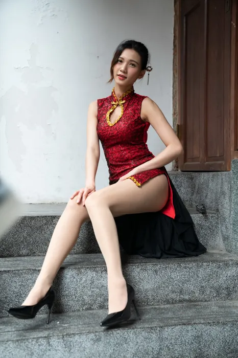 [街拍丝足] NO.057  蔡译心 超短旗袍 丝袜高跟美腿外拍 #街拍丝足、美足#[55P]-002