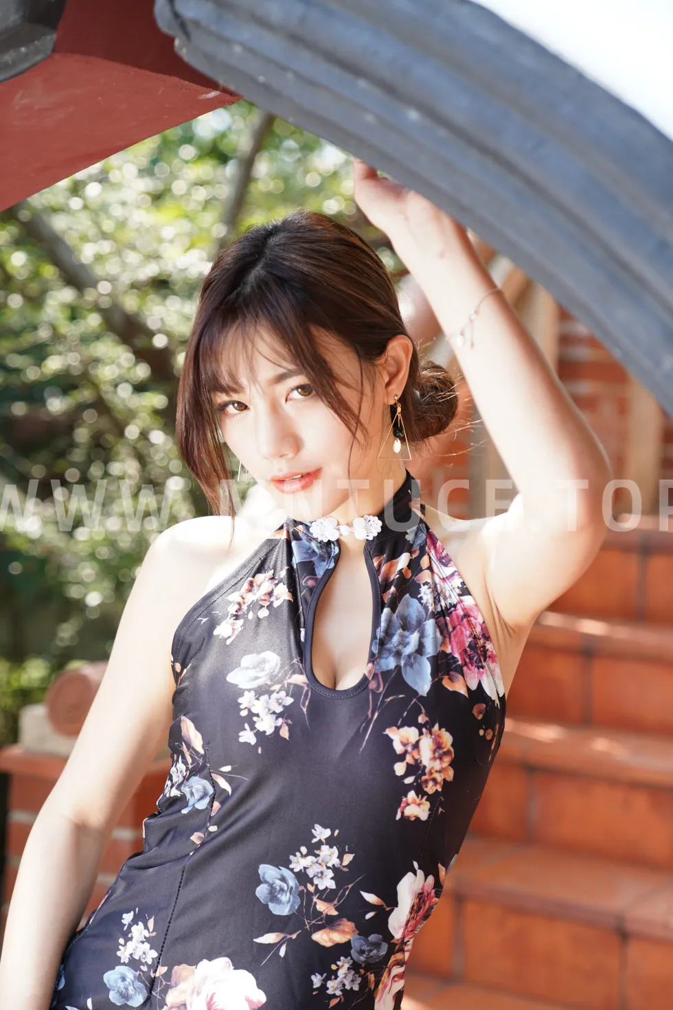 [街拍丝足] NO.104 陈葳 蓝花短旗袍高跟美腿 #街拍丝足、美足#[117P]-050