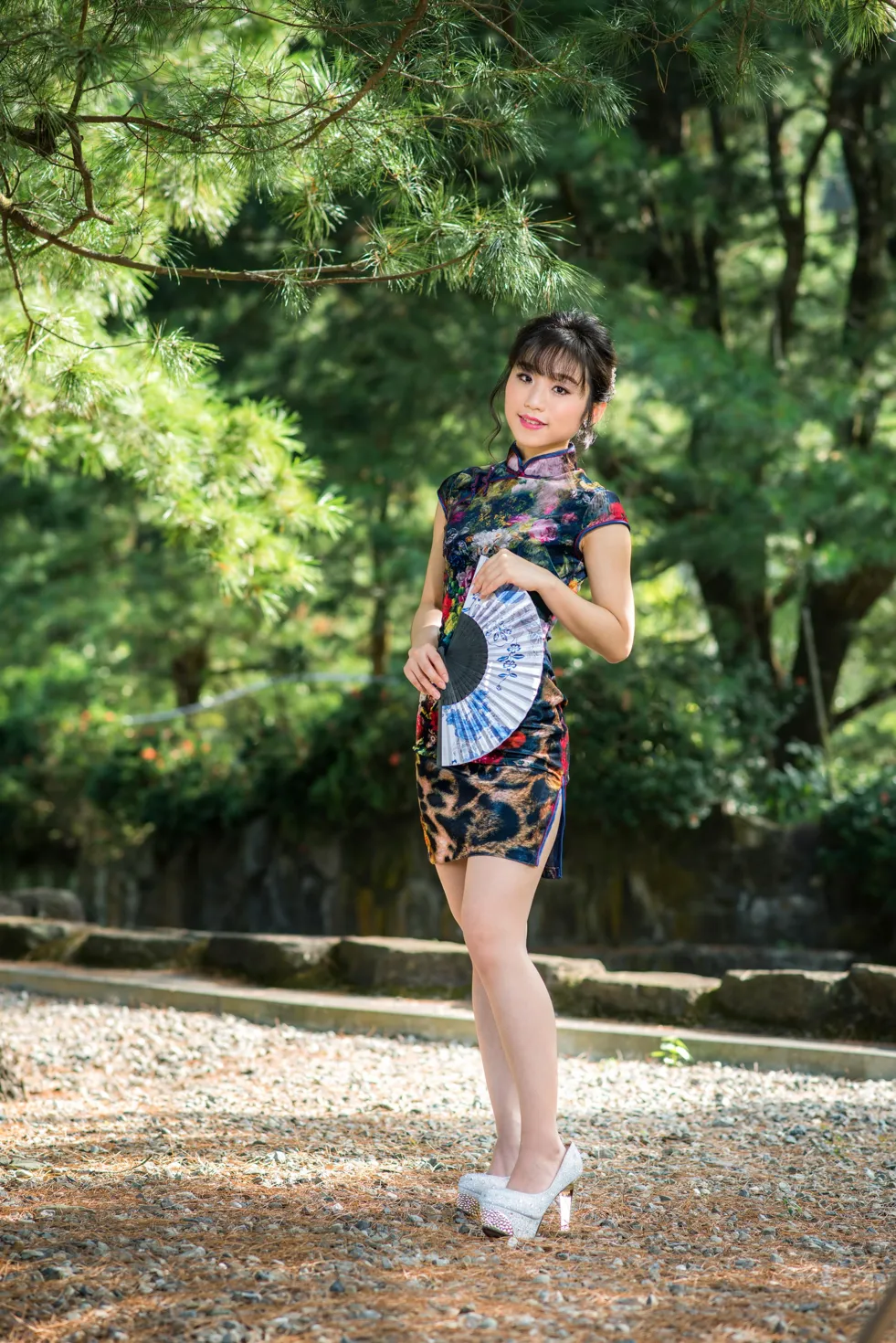 [街拍丝足] NO.194 余宸 短旗袍高跟美腿#街拍丝足、美足#[131P]-084