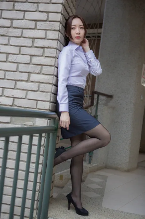 [街拍丝足] NO.164 林华 OL制服 高跟美腿外[42P]-PicJJ