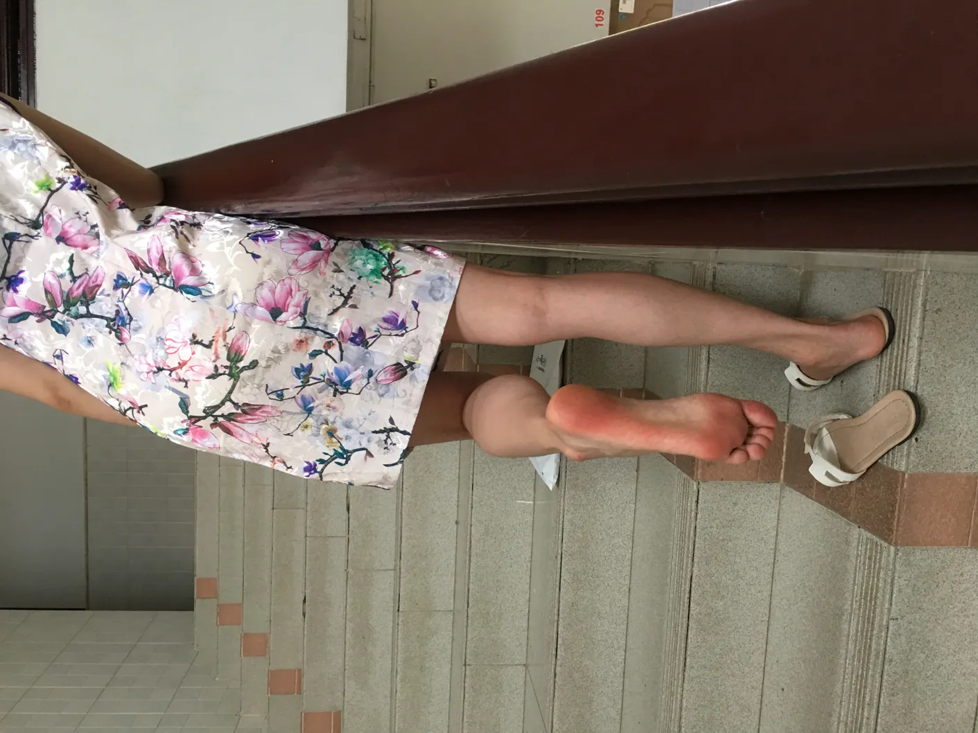 [街拍丝足] NO.021 男科医生小石的超嫩美足长腿网球场写真 #街拍丝足、美足#[80P]-005
