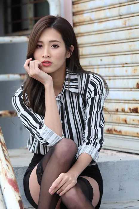[街拍丝足] NO.025 长腿美模 张筱 性感黑丝外拍 #街拍丝足、美足#[93P]-043