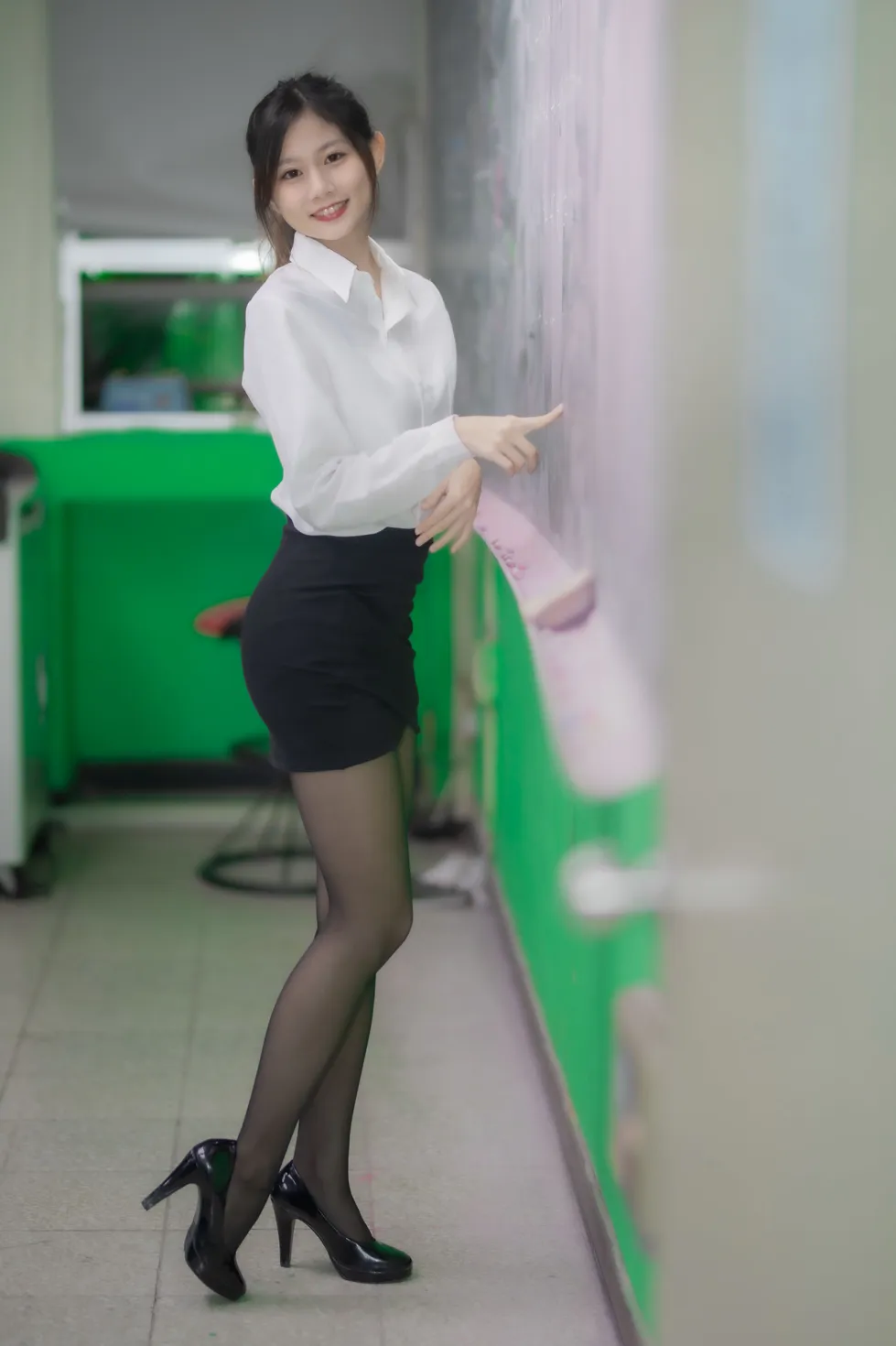 [街拍丝足] NO.128 Dolly Liu OL黑丝高跟美腿 #街拍丝足、美足#[31P]-024