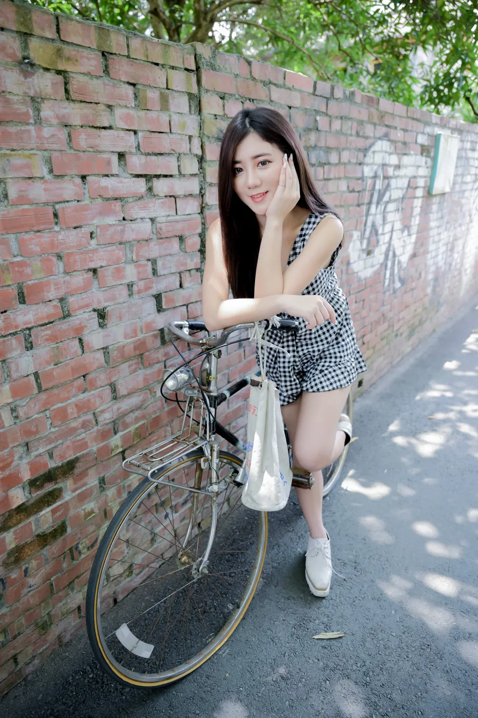 [街拍丝足] NO.214 乐乐 休闲布鞋美腿  #街拍丝足、美足#[95P]-048