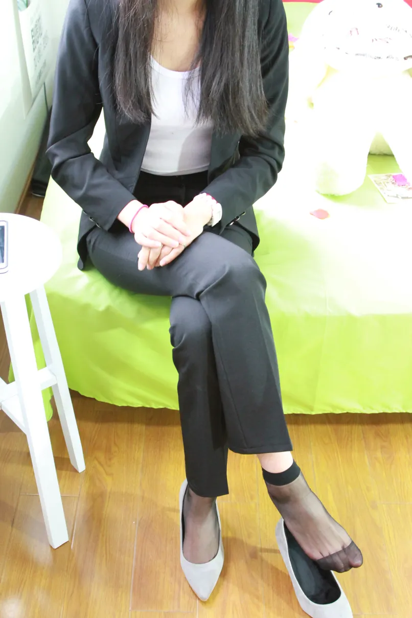 [街拍丝足] NO.027 马上就要踏入社会的小姐姐一身职业装清爽美丽 #街拍丝足、美足#[90P]-035