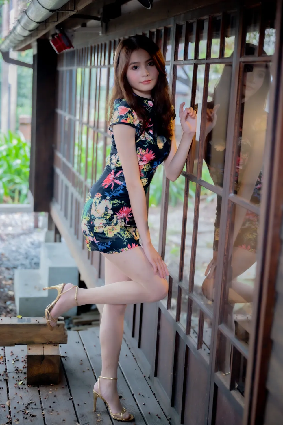 [街拍丝足] NO.202 何佳欣 黑花短旗袍丝袜高跟美腿[97P]-PicJJ