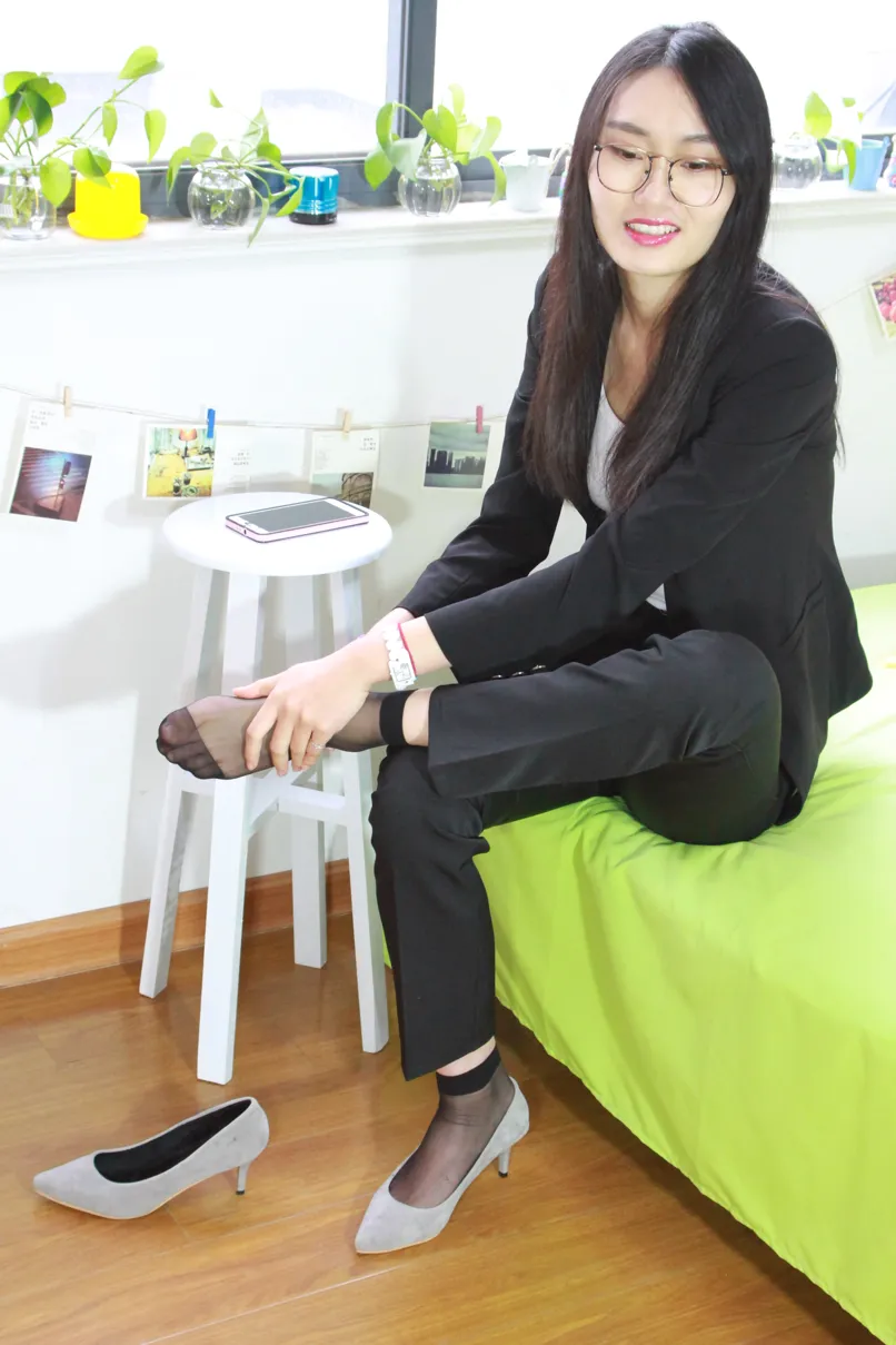 [街拍丝足] NO.027 马上就要踏入社会的小姐姐一身职业装清爽美丽 #街拍丝足、美足#[90P]-061