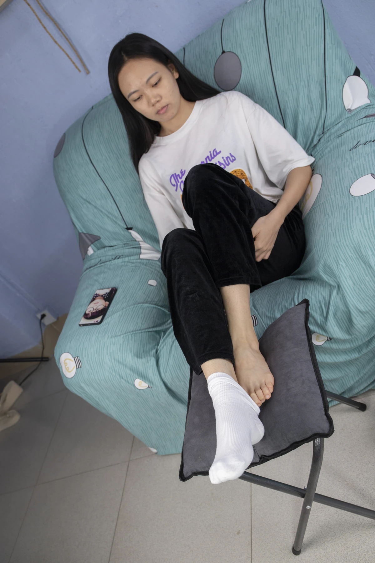 [南国足艺] NO.032 脚气美女小怡夹着几天没换袜子摆弄，味道真浓#南国足艺#[93P]-060
