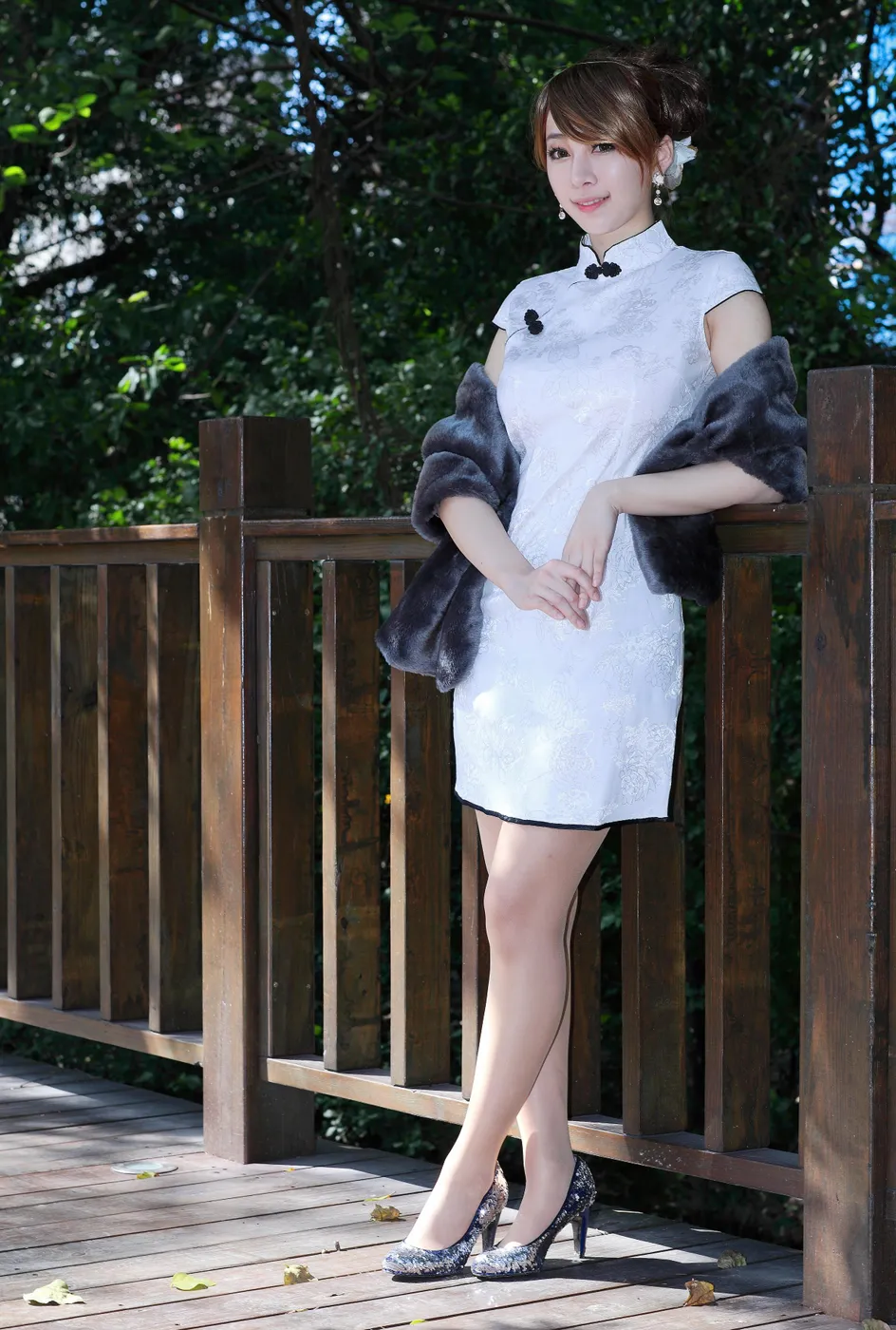[街拍丝足] NO.212 小优 短旗袍丝袜高跟美腿[78P]-PicJJ