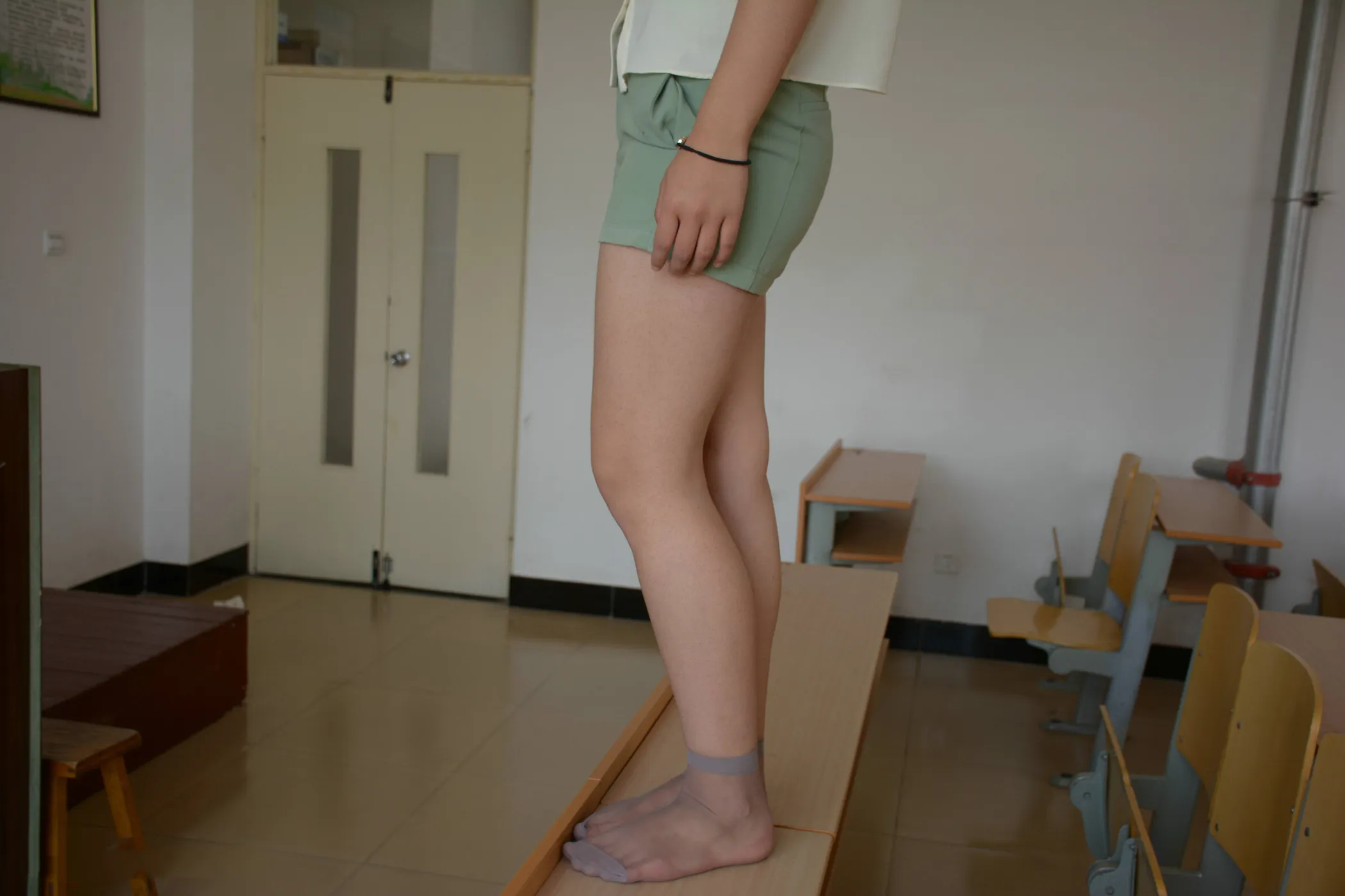 [街拍丝足] NO.018 丰满的学姐在教师给你展示汗渍丝袜足底 #街拍丝足、美足#[130P]-105