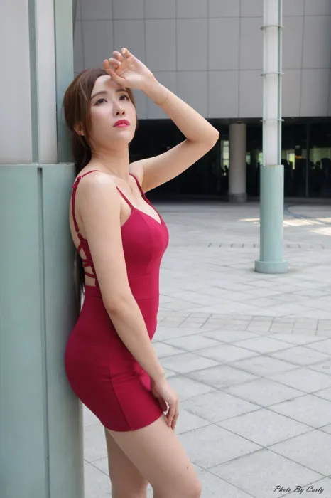[街拍丝足] NO.042 Dora 吊带紧身裙 高跟美腿外拍 #街拍丝足、美足#[137P]-083