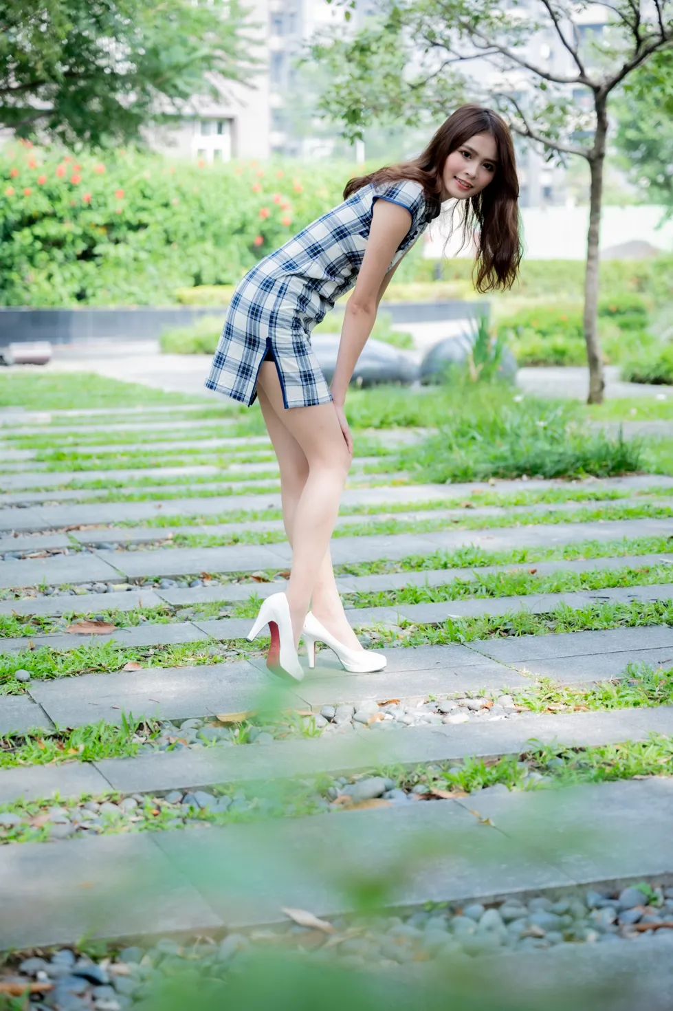 [街拍丝足] NO.205 何佳欣 格子短旗袍丝袜高跟美腿  #街拍丝足、美足#[84P]-008
