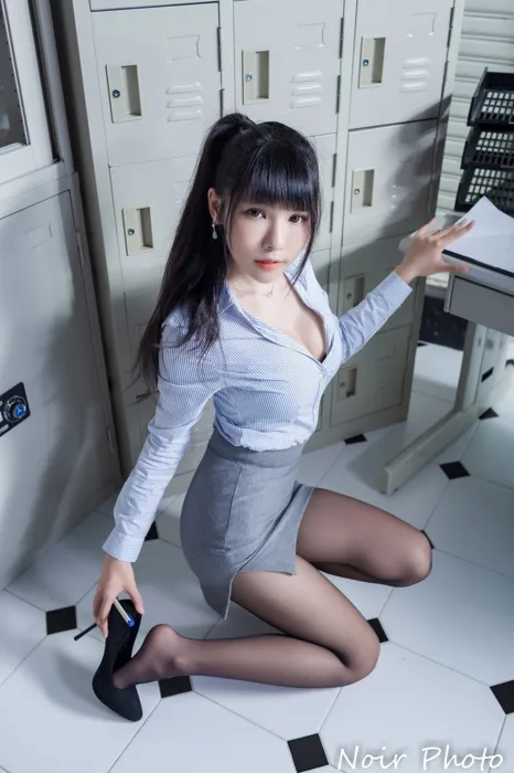 [街拍丝足] NO.072  依霜 OL黑丝 高跟美腿外拍 #街拍丝足、美足#[37P]-021