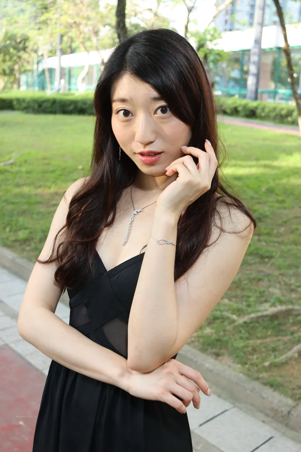 [街拍丝足] NO.106 吴小葵 公园黑色长裙 #街拍丝足、美足#[61P]-005