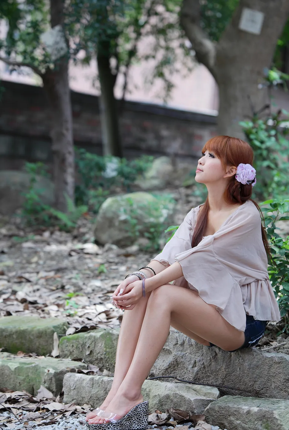 [街拍丝足] NO.210 小雯 露肩牛仔短裤凉高美腿  #街拍丝足、美足#[80P]-040