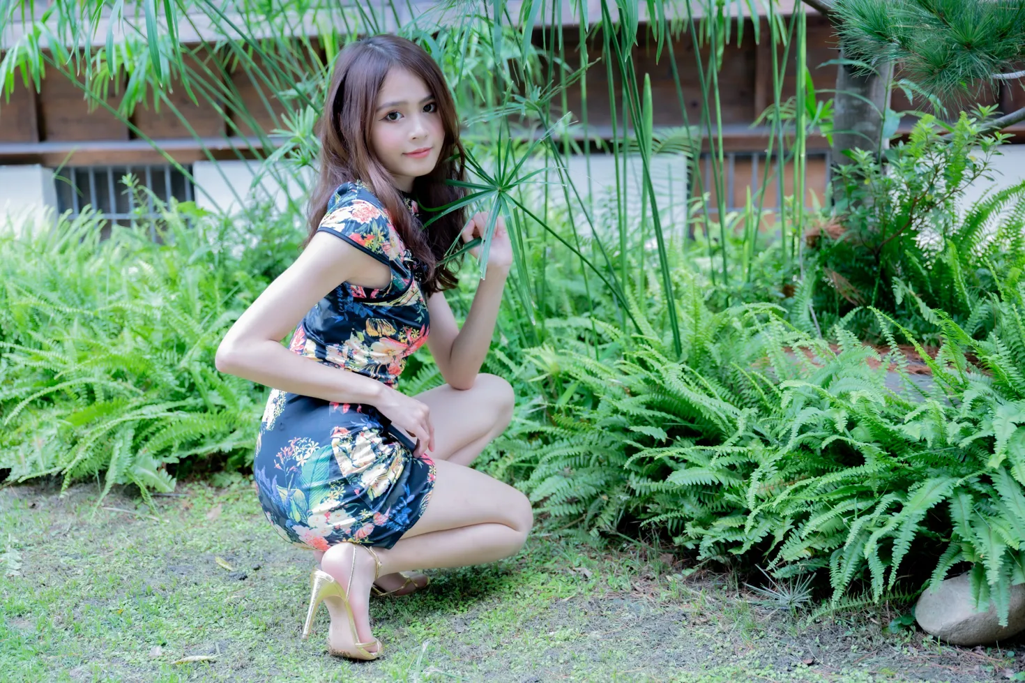 [街拍丝足] NO.202 何佳欣 黑花短旗袍丝袜高跟美腿 #街拍丝足、美足#[97P]-065
