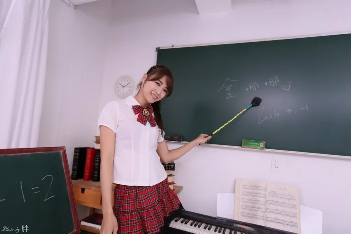 [街拍丝足] NO.060  金娜娜 学生制服 高跟美腿棚拍 #街拍丝足、美足#[67P]-039