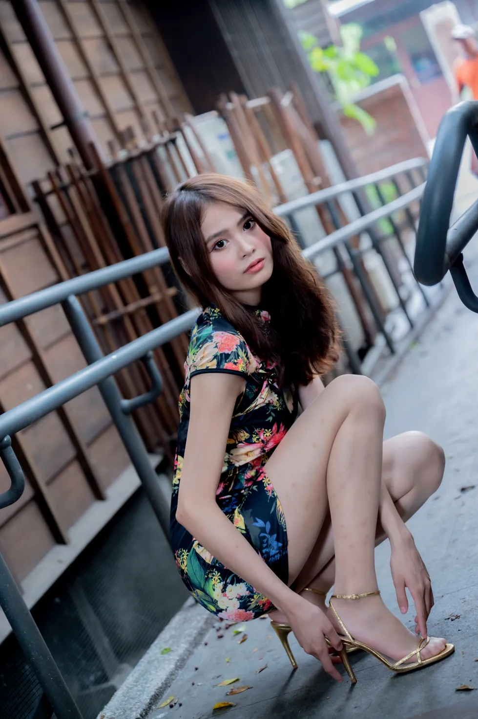 [街拍丝足] NO.202 何佳欣 黑花短旗袍丝袜高跟美腿 #街拍丝足、美足#[97P]-056