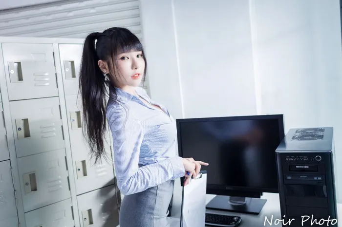 [街拍丝足] NO.072  依霜 OL黑丝 高跟美腿外拍 #街拍丝足、美足#[37P]-012