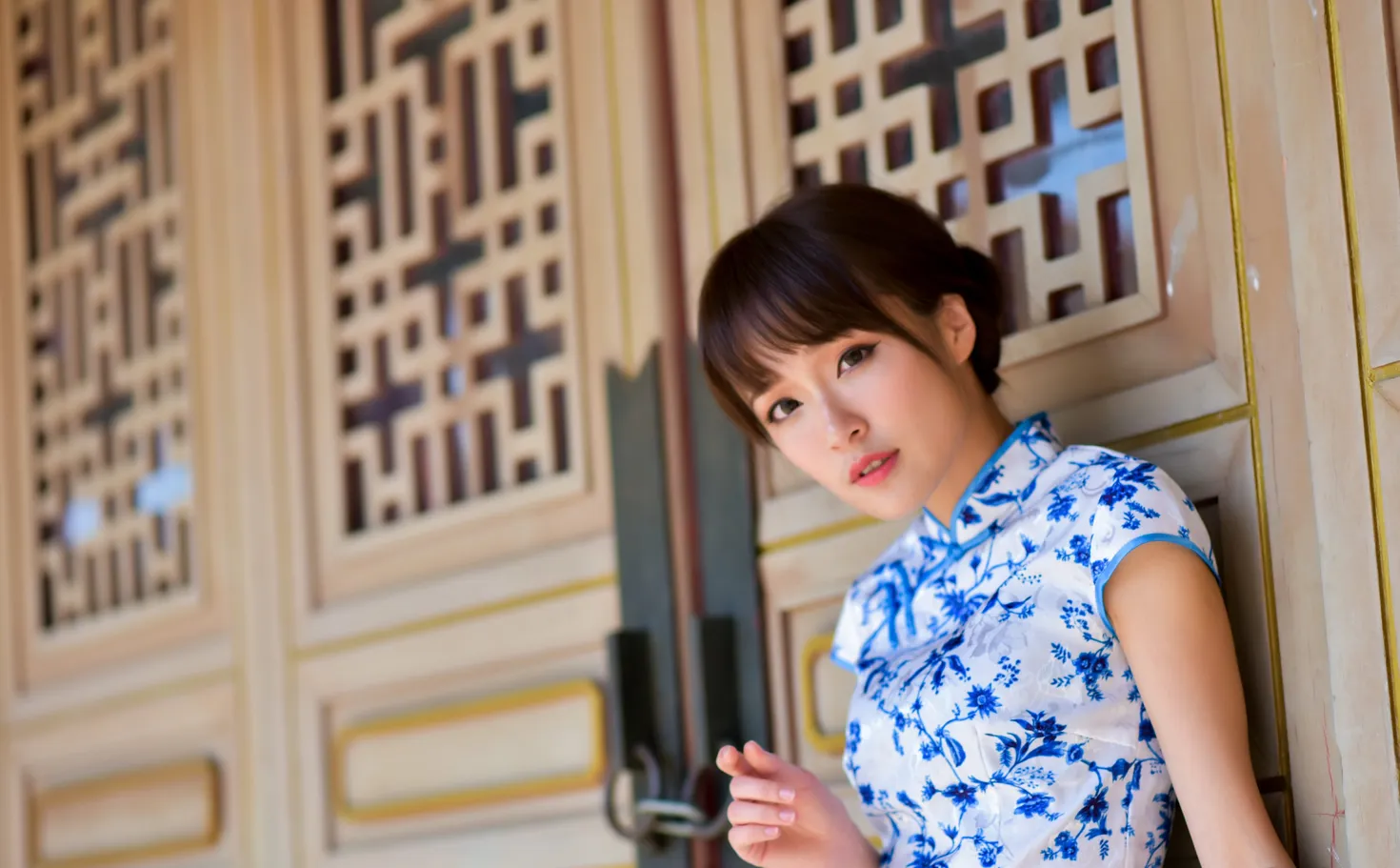 [街拍丝足] NO.189 繆婉瑜 碎花短旗袍高跟美腿#街拍丝足、美足#[68P]-046