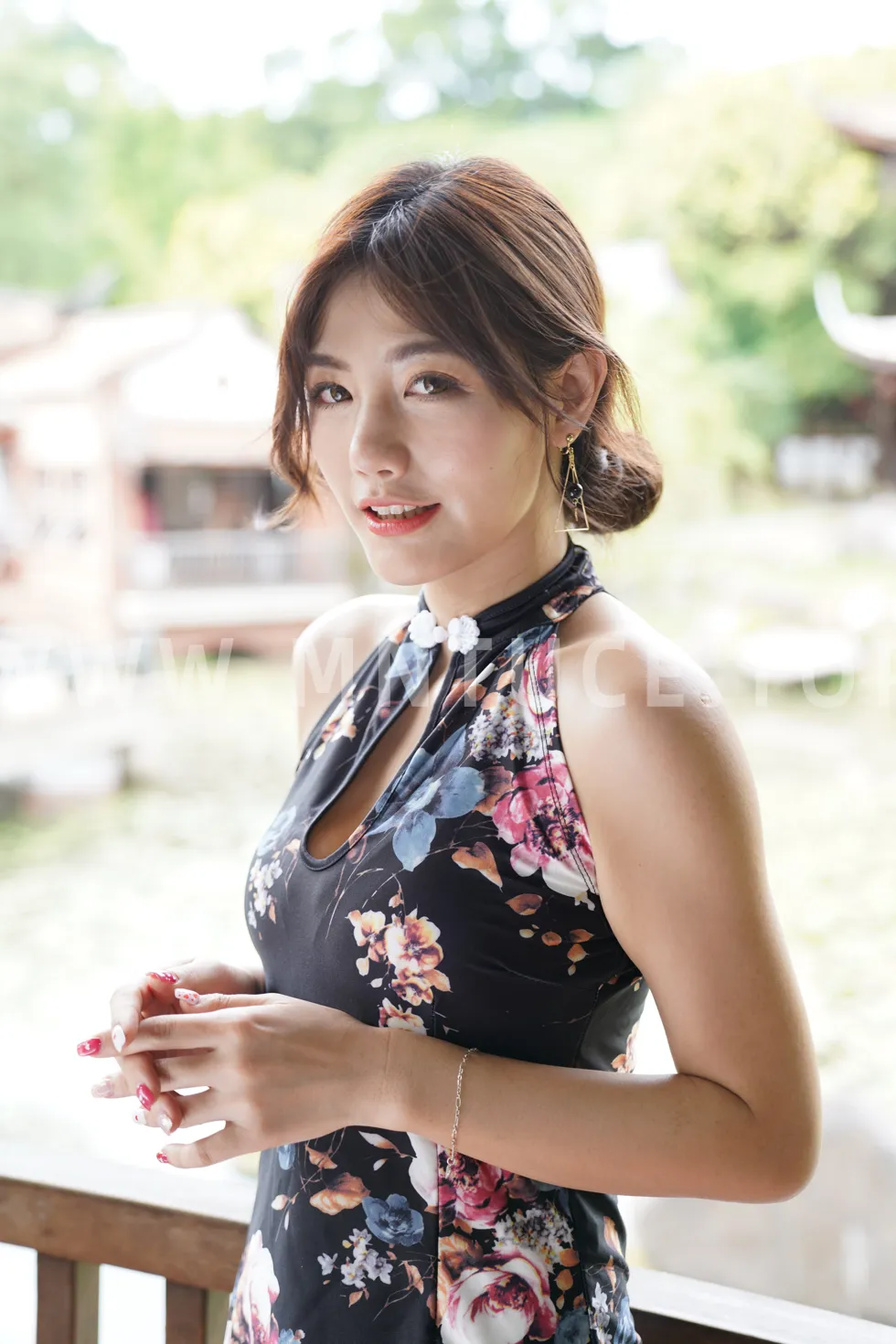 [街拍丝足] NO.104 陈葳 蓝花短旗袍高跟美腿 #街拍丝足、美足#[117P]-075