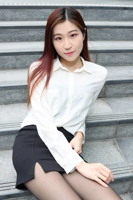 [街拍丝足] NO.024 长腿美模Rita Li 性感造型外拍 #街拍丝足、美足#[75P]-057