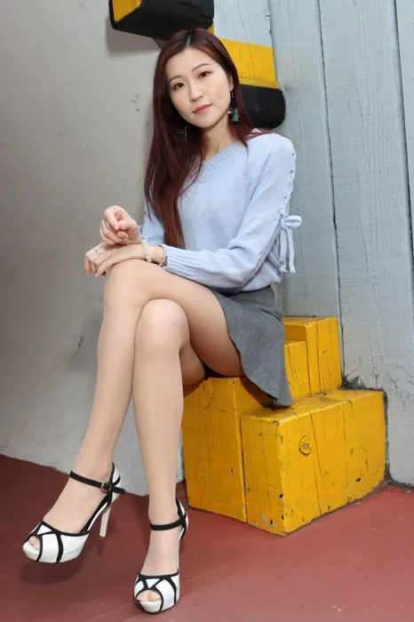 [街拍丝足] NO.011 Rita Li 性感造型外拍 #街拍丝足、美足#[75P]-053